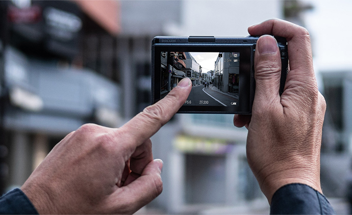 Fitur Full Press Snap memungkinkan Anda untuk fokus pada jarak tertentu dan memotret, semua melalui kontrol layar sentuh.  Dengan fungsi pemotretan cepat ini, Anda dapat mengatur bidikan Anda dengan tepat, lalu mengambil foto pada momen yang tepat.