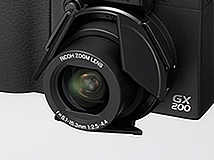 Auto open/close lens cap supports rapid-response shooting.