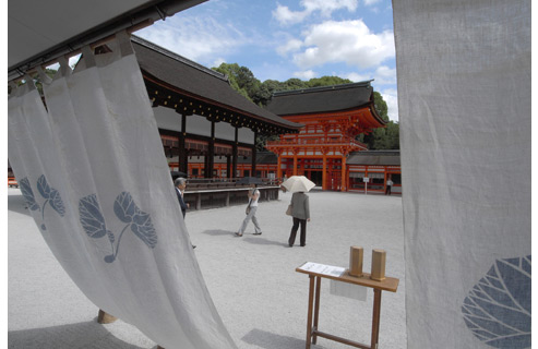 24 mm wide-angle brings the grounds of the shrine to life and sharpens the entire range, both foreground and background.