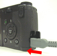 デジタル カメラの電源がオフになっていることを確認します。専用 USB ケーブルをパソコンの USB ポートに接続します。専用 USB ケーブルのもう一方をデジタル カメラの USB 端子に接続します。デジタル カメラの電源が自動的に入ります