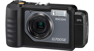GP-1 はリコーカメラ G700SE 専用の電子コンパス機能付きのGPS ユニットで、G700SE の側面に取り付けて使用します