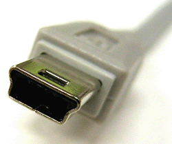 デジタルカメラ側に接続する USB ケーブルのコネクタ形状は「ミニ B タイプ」になります