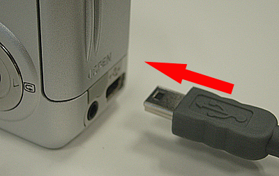 USB ケーブルのもう一方をデジタル カメラの USB 端子に接続します