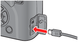 USB ケーブルをカメラの USB 端子に接続します。接続すると、自動的にカメラの電源がオンになります