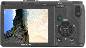 カメラを縦向きで撮影した画像をカメラを横にして再生すると、画像は回転されずに表示されます