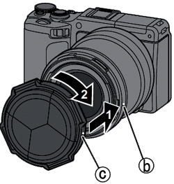カメラ本体の目印（ｂ ）にレンズキャップの目印（ｃ ）を合わせ、「カチッ」と音がする位置までレンズキャップを時計方向に回します。