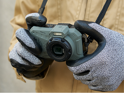The WG-1000 provides two strap lugs for choice of two-point strap configurations.