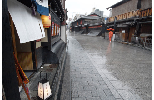 The 24 mm wide angle of view enhances perspective, highlighting textures and bringing out the unique flavor of a rain-soaked Hanami-Koji (Kyoto)