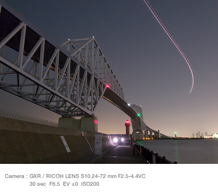 With light trails captured skillfully : Recommend
