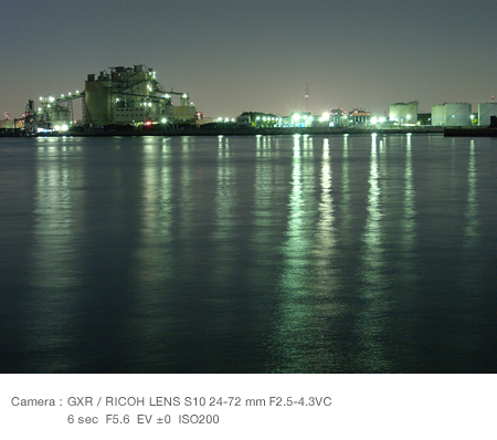 Capturing the lights of the factory on the surface of the sea