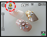 Macro minimum shooting distance displays on the LCD display!