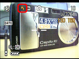 液晶モニター上部に "MF" と表示されます