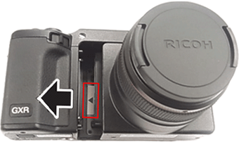 GXR ボディのカメラユニット取り付け位置ガイド（赤枠）にカメラユニットの左端を合わせ、左にスライドしてカチッっというまではめ込みます