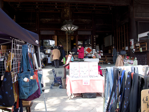 毎月8日は手づくり市が開かれる因幡薬師の平等寺。病難厄よけ、がん封じのご利益が。