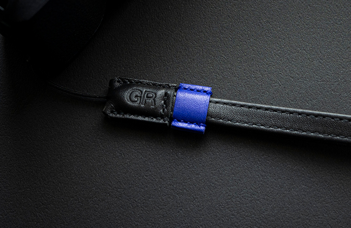 高級感漂う本革仕様のハンドストラップは、標準仕様のGS-2をベースに、リングキャップと連動したネイビーブルーのサルカンを採用。Urban Editionのデザインにマッチした特別バージョンです。
