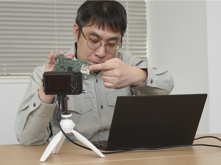 PCモニターを確認しながら被写体をカメラに近づけて映像を送ることも可能に