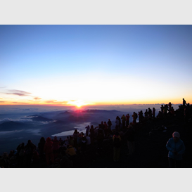 『富士山頂の夜明け』